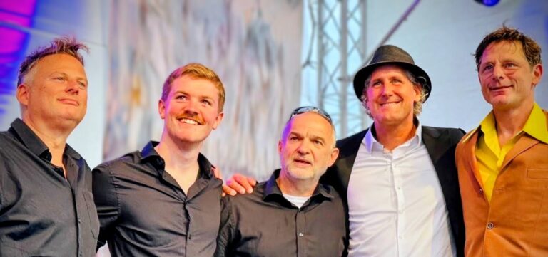 Grooviger Auftakt am Hafen